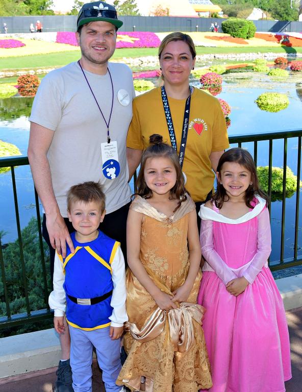 Langenhop family with three kids and parents